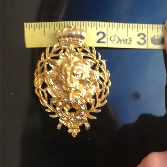 Regal lion Brooch with Rhinestone diamonds - Picture 4 of 4